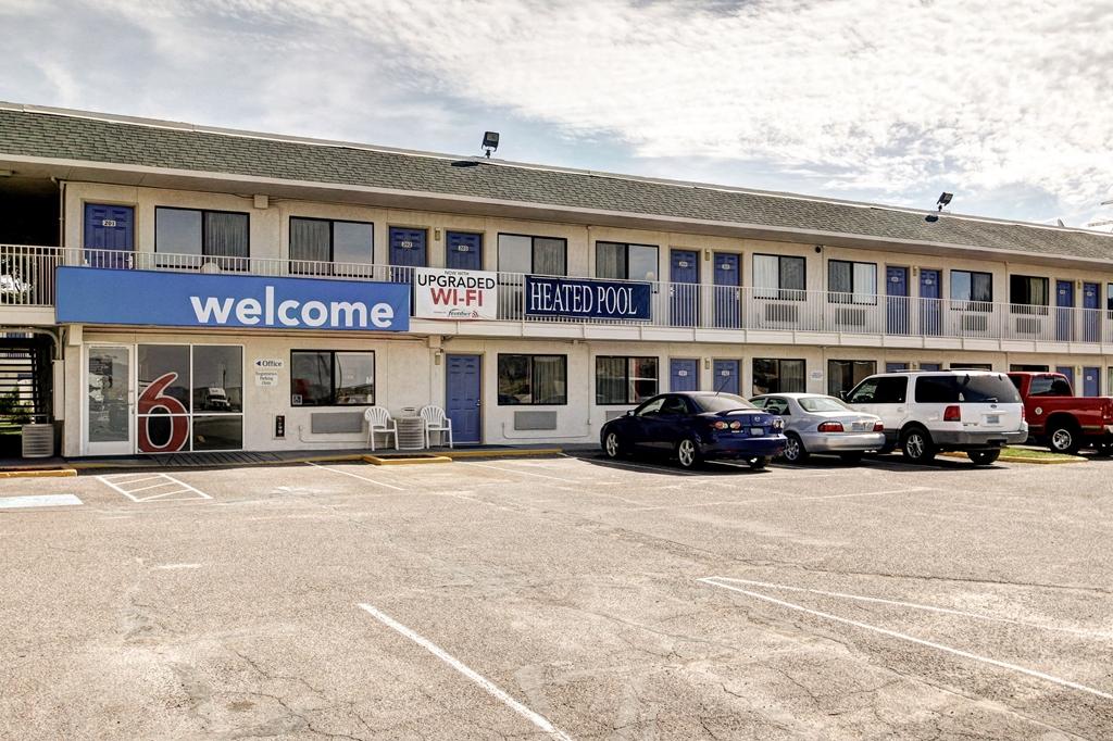 Motel 6 เวลส์ ภายนอก รูปภาพ