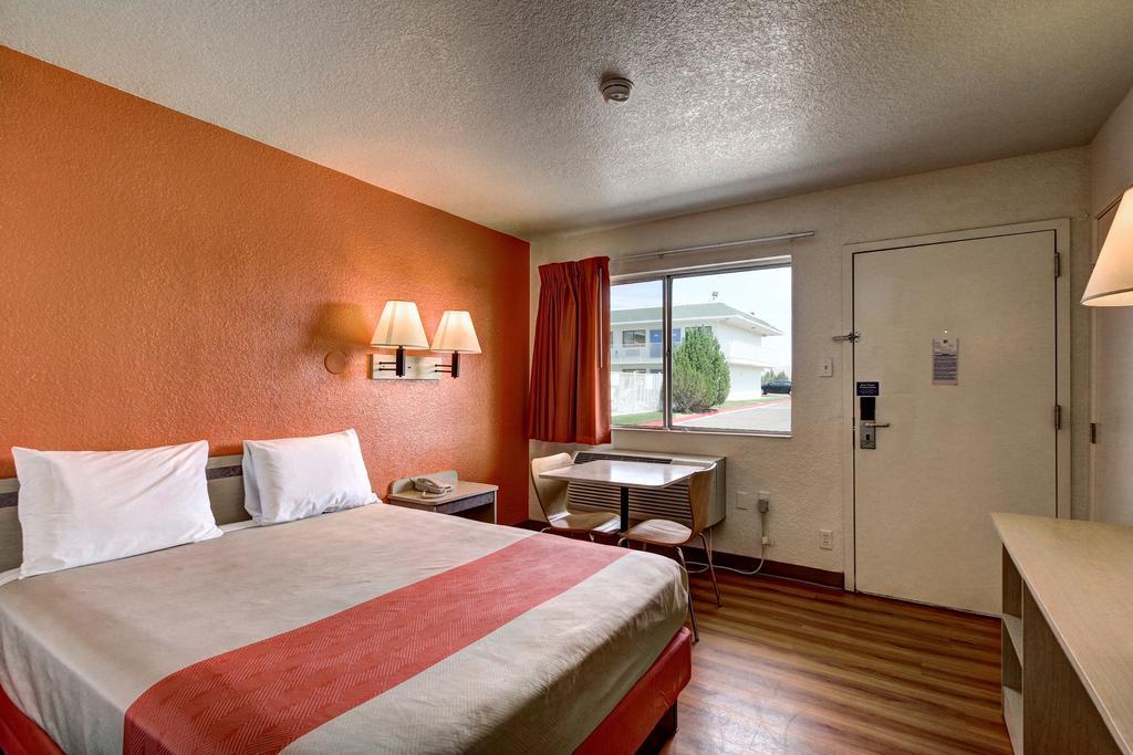 Motel 6 เวลส์ ภายนอก รูปภาพ