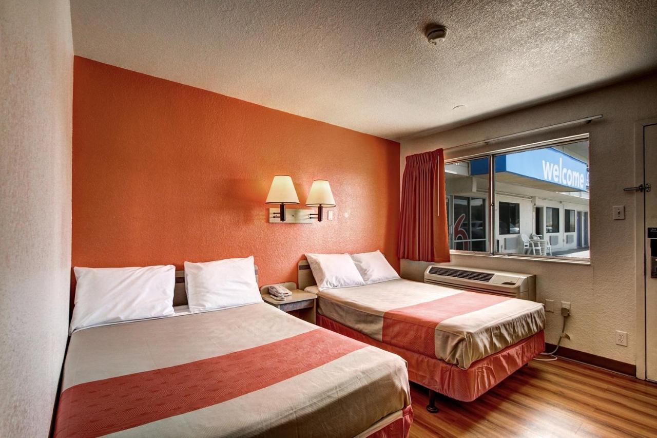Motel 6 เวลส์ ภายนอก รูปภาพ